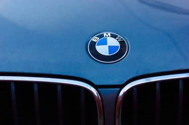 Kyiv, Ukrayna. 1 Eylül 2024 BMW mavi kenarlı araba amblemi. Modern mavi spor araba metalik kaput. Lüks otomobil dış makro ayrıntıları.