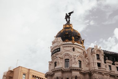 Madrid, İspanya. 1 Haziran 2024 Metropolis ana caddedeki Gran Via binasının cephesi. İspanyol şehir caddesinde tarihi mimari. Seyahat kartpostalı. 