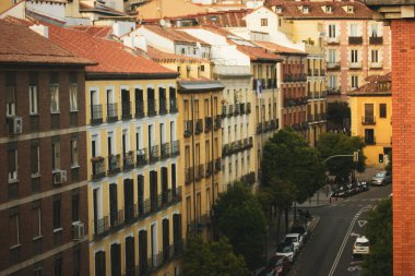 Madrid, İspanya. 1 Mayıs 2024 Eski Avrupa caddesinde renkli evleri olan havacılık şehri. Eski binalar ön cephelerde, arabalar yolda. Seyahat.