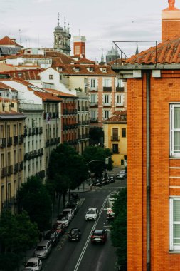 Madrid, İspanya. 1 Mayıs 2024 Eski Avrupa caddesinde renkli evleri olan havacılık şehri. Eski binalar ön cephelerde, arabalar yolda. Seyahat.
