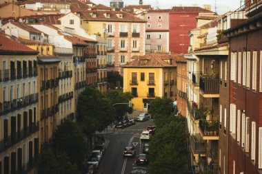 Madrid, İspanya. 1 Mayıs 2024 Eski Avrupa caddesinde renkli evleri olan havacılık şehri. Eski binalar ön cephelerde, arabalar yolda. Seyahat.