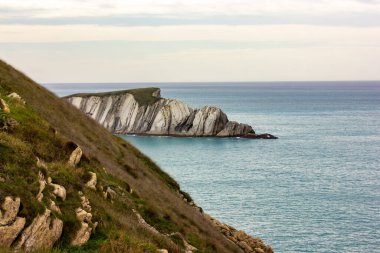 Santa Cruz de Besana 'nın Rocky sahili, Cantabria, İspanya, Santander. Atlantik Okyanusu 'na, denize yolculuk. Tepeden ufka güzel manzara ve sakin mavi su İnanılmaz deniz manzarası