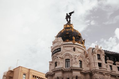 Madrid, İspanya. 1 Haziran 2024 Metropolis ana caddedeki Gran Via binasının cephesi. İspanyol şehir caddesinde tarihi mimari. Seyahat kartpostalı. 