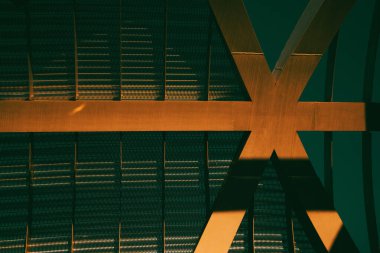 Metal örgü örgü, güneş ışığı altında inşa edilir. Şehir mimarisi, gün ışığında. Altın köprünün dışı. Modern mimari ayrıntılar Gölge güneş ışığı