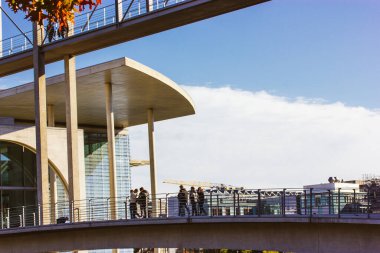 Berlin, Almanya. 2 Ekim 2024 Maria Elisabeth Luders Çimento Binası çağdaş tarzda. Köprüdeki insanlar. Modern mimari. Şehir manzarası.