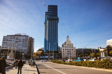 Madrid, İspanya 22 Kasım 2023 Torres de Colon. İki gökdelen, çok katlı binalar, koruyucu inşaat örgüsüyle kaplı cepheler. İnşaat vinçleri. İspanya 'nın başkentinde Chambers Mahallesi.. 