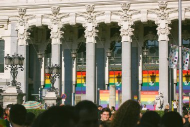 Madrid, İspanya. 11 Temmuz 2023 'te İspanyol başkentinin merkezindeki ünlü Prado Müzesi' nin cephesi Gay Gururu 'nda gökkuşağı bayraklarıyla süslendi. Çeşitlilik