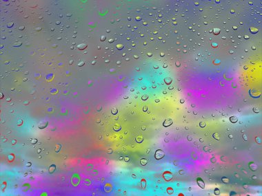 Makro yağmur damlalı renkli yağmurlu pencere camları. Soyut yağmur damlaları bir pencere yüzeyine düşer. Islak cam. Su damlacıkları. Yanardöner gökkuşağı. 