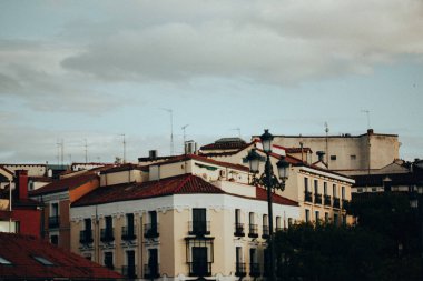 Madrid, İspanya. 1 Mayıs 2024 Eski Avrupa caddesinde renkli vintage evlere sahip şehir manzarası. Eski binalar, evler ön cephe Güzel sanat eserleri kartpostalları 