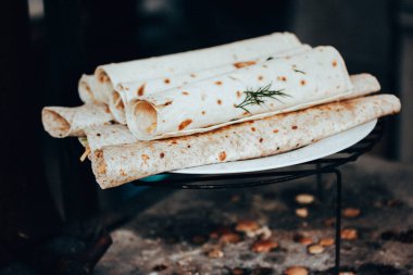 Peynirli ve sebzeli kremalı ekmek. Açık havada barbekü pişirme hazırlama süreci. Metal bir ızgarada vejetaryen sokak yemekleri. 