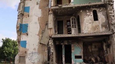 Borodyanka, Ukrayna Eylül 12023. Apartman binası Rus bombalarıyla yıkıldı. Ukrayna 'da savaş. Sivillerden oluşan ağır hasar görmüş bir ev. Yıkılmış şehir