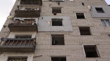 Borodyanka, Ukrayna Eylül 12023. Apartman binası Rus bombalarıyla yıkıldı. Ukrayna 'da savaş. Sivillerden oluşan ağır hasar görmüş bir ev. Yıkılmış şehir
