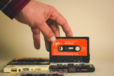 Madrid, İspanya. 2 Ocak 2024. Kayıt cihazı için eski bir kırmızı kaset, 90 'ların Nostaljisi, 00' ların Virgin logotype Müziği hit oldu.