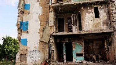 Borodyanka, Ukrayna Eylül 12023. Apartman binası Rus bombalarıyla yıkıldı. Ukrayna 'da savaş. Sivillerden oluşan ağır hasar görmüş bir ev. Yıkılmış şehir