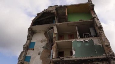 Borodyanka, Ukrayna Eylül 12023. Apartman binası Rus bombalarıyla yıkıldı. Ukrayna 'da savaş. Sivillerden oluşan ağır hasar görmüş bir ev. Yıkılmış şehir