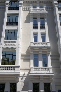 Madrid, İspanya. 1 Mayıs 2022. Klasik mimari tarzında beyaz bina cephesi. Pencereler, alçılı balkonlar. Avrupa Mimarisi
