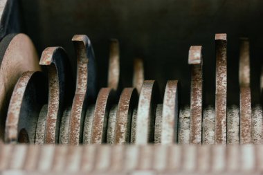 Plastik ezici bıçak silindirli çene ezici atık madde madencilik endüstrisinde eski paslı ekipman metal pençeli yuvarlanan çelik