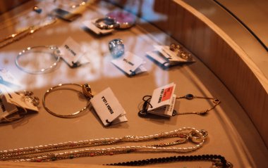 Madrid, İspanya. Mayıs 12023 mücevherli vitrin. Satılık mücevherler. Bimba Y Lola mağazası. Bijeturia küpeleri, yüzükler, boncuklar, kadınlar için kolyeler.