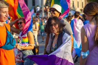 Madrid, İspanya. 1 Temmuz 2022 Bir grup genç parti, müzik karnavalı müzik dinler, dans eder ve eğlenir. Şenlikteki gençler, gay gururu..
