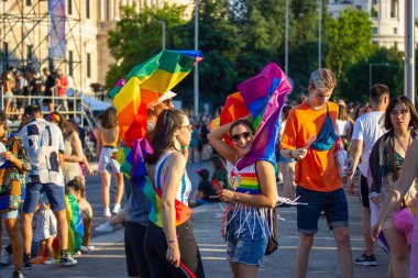 Madrid, İspanya. 1 Temmuz 2022 Bir grup genç parti, müzik karnavalı müzik dinler, dans eder ve eğlenir. Şenlikteki gençler, gay gururu..