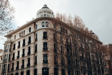 Madrid, İspanya. 1 Kasım 2023. İspanyol mimarisinde El Retiro Park manzaralı tarihi daire. Otel Petit Sarayı Savoy Alfonso