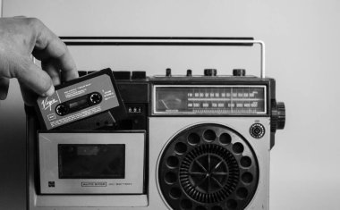Madrid, İspanya. 2 Mayıs 2023 'te bir adam eski bir pikaba müzik kaseti koydu. 90 'ların nostaljisi. Klasik teyp. Getto yok edicisi. Müzik kasedi.