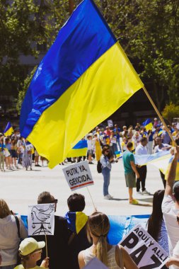 Madrid, İspanya 1 Temmuz 2022 Rusya 'nın sarı mavi Ukrayna bayraklarından etkilendiği Ukrayna' yı desteklemek için düzenlenen mitingde. Ukrayna 'da savaş. Sosyal konular.