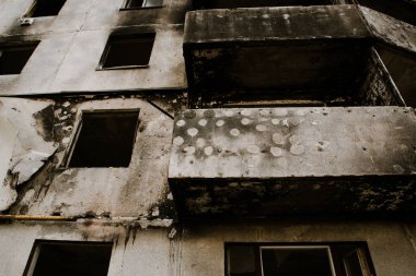 Çok katlı apartman cephesi bombalar ve roketlerle yok edildi. Ukrayna 'daki savaşta Ruslar tarafından ateşlenmiş. Mahvolmuş hayatlar. Sosyal kriz kavramı