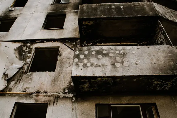 Çok katlı apartman cephesi bombalar ve roketlerle yok edildi. Ukrayna 'daki savaşta Ruslar tarafından ateşlenmiş. Mahvolmuş hayatlar. Sosyal kriz kavramı