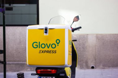 Madrid, İspanya. 2 Mayıs 2023 Bir Glovo ekspres teslimat bisikleti sürücü kuryesi olmadan şehir caddesinde park edilir. Kentsel yaşam tarzı ve yemek teslimatı. 