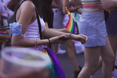 Madrid, İspanya 7 Haziran 2022 LGBT partisi. Gökkuşağı bayraklı insanlar geçit töreninde, yürüyüşte, gösteride. Gurur Ayı. Lezbiyenler, geyler, biseksüeller, homoseksüeller.
