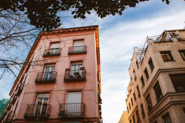 Madrid, İspanya 2 Mayıs 2023 Pembe tarihi bir bina, eski şehir caddesinde bir apartman köşesi. Ev manzarası. Şehir manzarası. Şehir evleri.