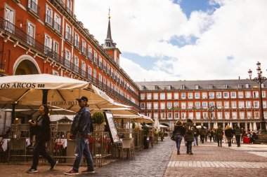 Madrid, İspanya, 27 Şubat 2024 Plaza Belediye Başkanı İspanyol başkentinin merkez meydanı. Tarihi şehir merkezinde kırmızı bina cephesi. Seyahat hedefi.