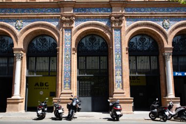 Madrid, İspanya 1 Ekim 2024. Aydınlık bir günde kemerli girişleri ve dekoratif detayları olan tarihi ABC Blanco y Negro binasının detaylı bir görüntüsü..