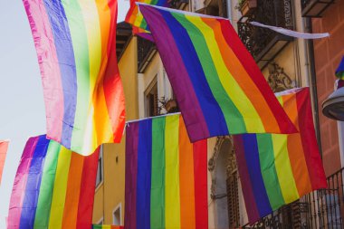 Renkli gökkuşağı bayrakları caddenin karşısına asılır. Gurur Ayı 'nı kutlamak için şehri dekore ederler. lgbtq topluluğunun çeşitliliği. Aşk aşk konseptidir.