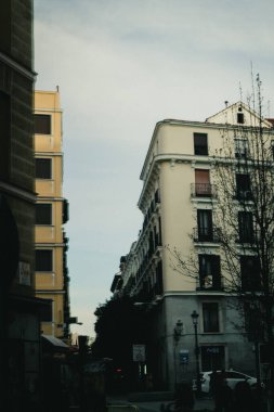 Madrid, İspanya 7 Ekim 2024 Klasik mimari tarzında binaların yer aldığı bir Avrupa sokak sahnesi. Evlerin üstündeki kasvetli gökyüzü. 