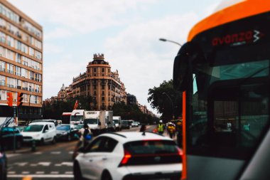 Barselona, İspanya 1 Haziran 2023 Kırmızı şehir otobüsü yoğun bir şehir ortamında yolları arabalarla, kamyonlarla paylaşıyor. Tarihi İspanyol mimarisi. Yolculuk. 