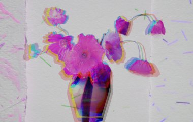 Sanatsal bir çiçek aranjmanında, renkli örtüler ve efektlerle dokulu bir arka planda sergilenen canlı pembe çiçekler bulunur. Çiçekler..