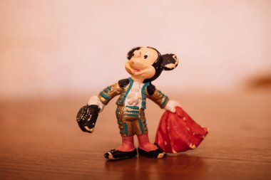 Madrid, İspanya. 1 Nisan 2024 Ahşap bir yüzeyde matador kıyafeti giymiş Miki Fare heykelciği. Klasik Disney Koleksiyonlu Figürinler. Ole.