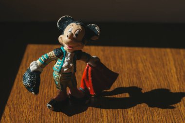 Madrid, İspanya. 1 Nisan 2024 Ahşap bir yüzeyde matador kıyafeti giymiş Miki Fare heykelciği. Klasik Disney Koleksiyonlu Figürinler. Ole.
