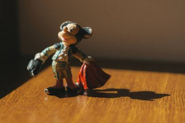 Madrid, İspanya. 1 Nisan 2024 Ahşap bir yüzeyde matador kıyafeti giymiş Miki Fare heykelciği. Klasik Disney Koleksiyonlu Figürinler. Ole.