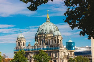Berlin, Almanya 2 Ekim 2023 güneşli bir günde Berlin Katedrali 'nin çarpıcı mimarisi ve süslü detaylarıyla canlı mavi gökyüzü altında yer alıyor..