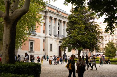 Madrid, İspanya 1 Mayıs 2024 'te Madrid' deki ünlü bir sanat müzesi olan Müze del Prado 'yu ziyaret eden turistler, güneşli bir günde Madrid' deki Müze del Prado 'nun ön cephesini ziyaret ettiler.