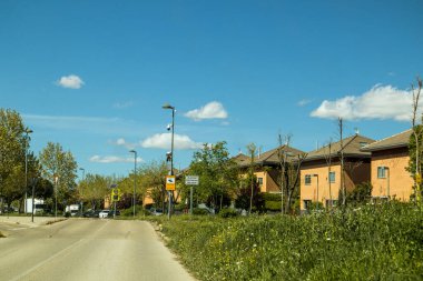 Los Berrocales del Jarama, İspanya 1 Mayıs 2024. Temiz evleri, yemyeşil bahçeleri ve açık mavi gökyüzü olan sakin bir yerleşim yeri. Huzurlu bir banliyö hayatı