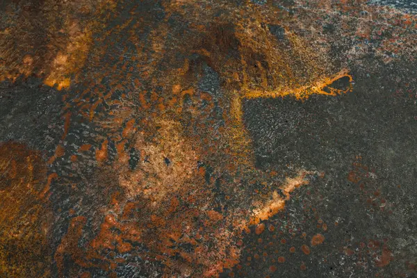 Pas ve gri elementli desenli ve yıpranmış metal yüzeyin detaylı bir görüntüsü Bu soyut görüntü çarpıcı pas içeren ayrıntılı bir yüzeyi gösterir