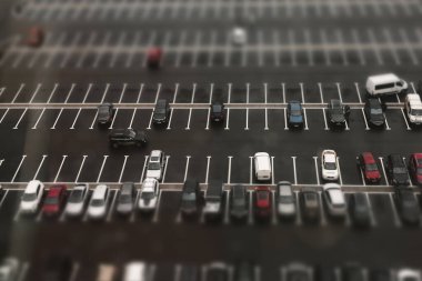 Tepeden tırnağa çekilen bir fotoğraf, çeşitli arabalarla dolu iyi organize edilmiş büyük bir otoparkı gösteriyor. Bir hava görüntüsünde şehir otoparkında çeşitli araçlar gösteriliyor. 
