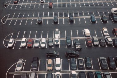 Tepeden tırnağa çekilen bir fotoğraf, çeşitli arabalarla dolu iyi organize edilmiş büyük bir otoparkı gösteriyor. Bir hava görüntüsünde şehir otoparkında çeşitli araçlar gösteriliyor. 