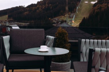 Bir fincan kahve, masada çay ve manzaralı dağ manzarası. Otel terasında sakin bir manzara, dağ zeminli bir çatı. Rahatlama, rahatlama sahnesi