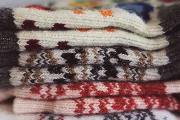 Yün çoraplar, canlı çiçekli ve geometrik Ukrayna desenli. Canlı renkler gösteren birkaç yün çorabın detaylı bir fotoğrafı. Sıcak bir görsel.