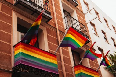 Madrid, İspanya 1 Haziran 2024 Madrid binaları balkonlarında gökkuşağı bayrakları sergiliyor ve lgbtq toplumunu destekliyor. Gurur ayında LGBTQ topluluğu. 